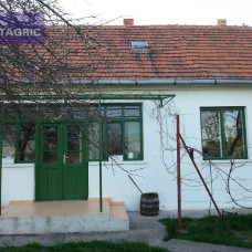 Pre konkrétneho klienta hľadáme na predaj rodinný dom v okrese Komárno