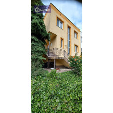 3521 - Na predaj priestranný rodinný dom vo výbornom udržiavanom stave v Komárne