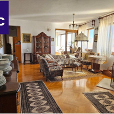 Priestranný 5 izbový byt s nádherným výhľadom v širšom centre Komárna