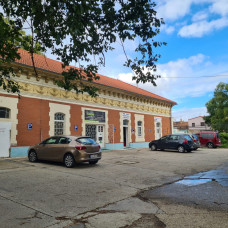 Na prenájom: Obchodno-skladový priestor s parkovaním, širšie centrum Komárna – 31 m²